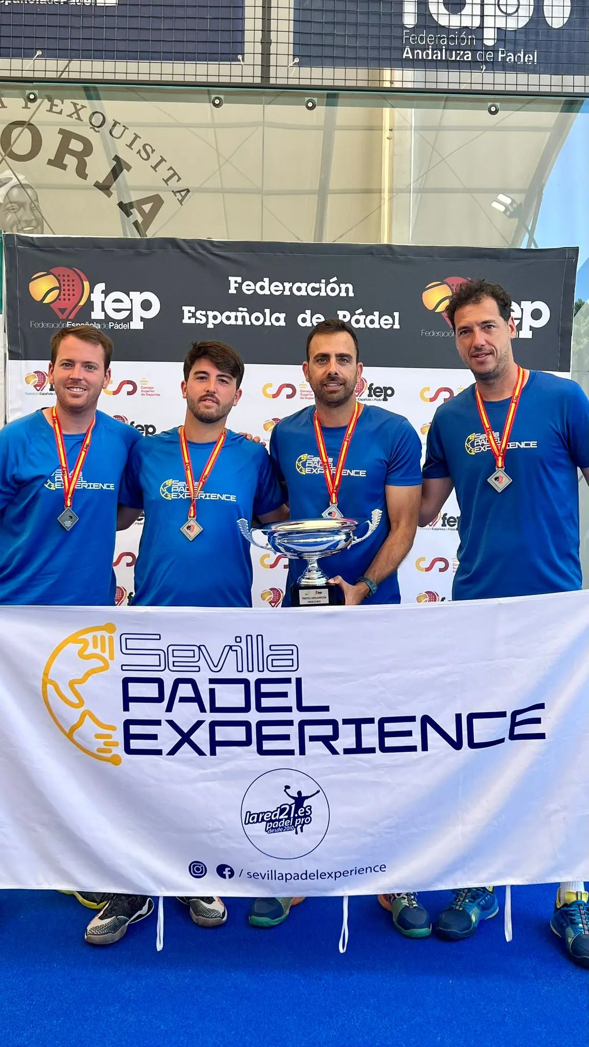 Our SPE technical staff representing the team of La Red 21 Pádel Pro (Seville)